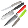 Vier Küchenmesser mit verschiedenfarbigen Griffen (grau, schwarz, rot und grün), die diagonal auf einem weißen Hintergrund angeordnet sind. Jedes Messer hat eine einzigartige Klingenform und einen eigenen Verwendungszweck.