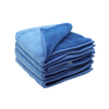 Ein Stapel aus drei gefalteten blauen Mikrofaserhandtüchern, ordentlich auf einem weißen Hintergrund angeordnet.