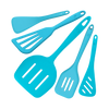 Auf einem weißen Hintergrund sind fünf blaue Plastikspatel in verschiedenen Formen und Größen angeordnet. Jeder Spatel hat ein Loch im Griff, um ihn aufzuhängen.