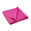Ein ordentlich gefaltetes rosa Mikrofasertuch mit sichtbaren Nähten und einem dezenten Karomuster, dargestellt vor einem schlichten weißen Hintergrund.