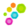 Sechs bunte, blumenförmige Plastikschalen in verschiedenen Größen sind auf einem weißen Hintergrund angeordnet. Die Schalen sind grün, blau, rosa, gelb und orange.