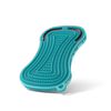 Eine türkisfarbene Silikon-Pflegebürste für Haustiere mit kurzen Borsten und einer geschwungenen, ergonomischen Form, die an der Oberkante mit einem schwarzen Gummigriff versehen ist, vor weißem Hintergrund.
