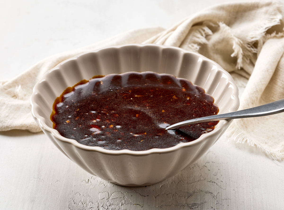 Braune Marinade in weißer Schüssel