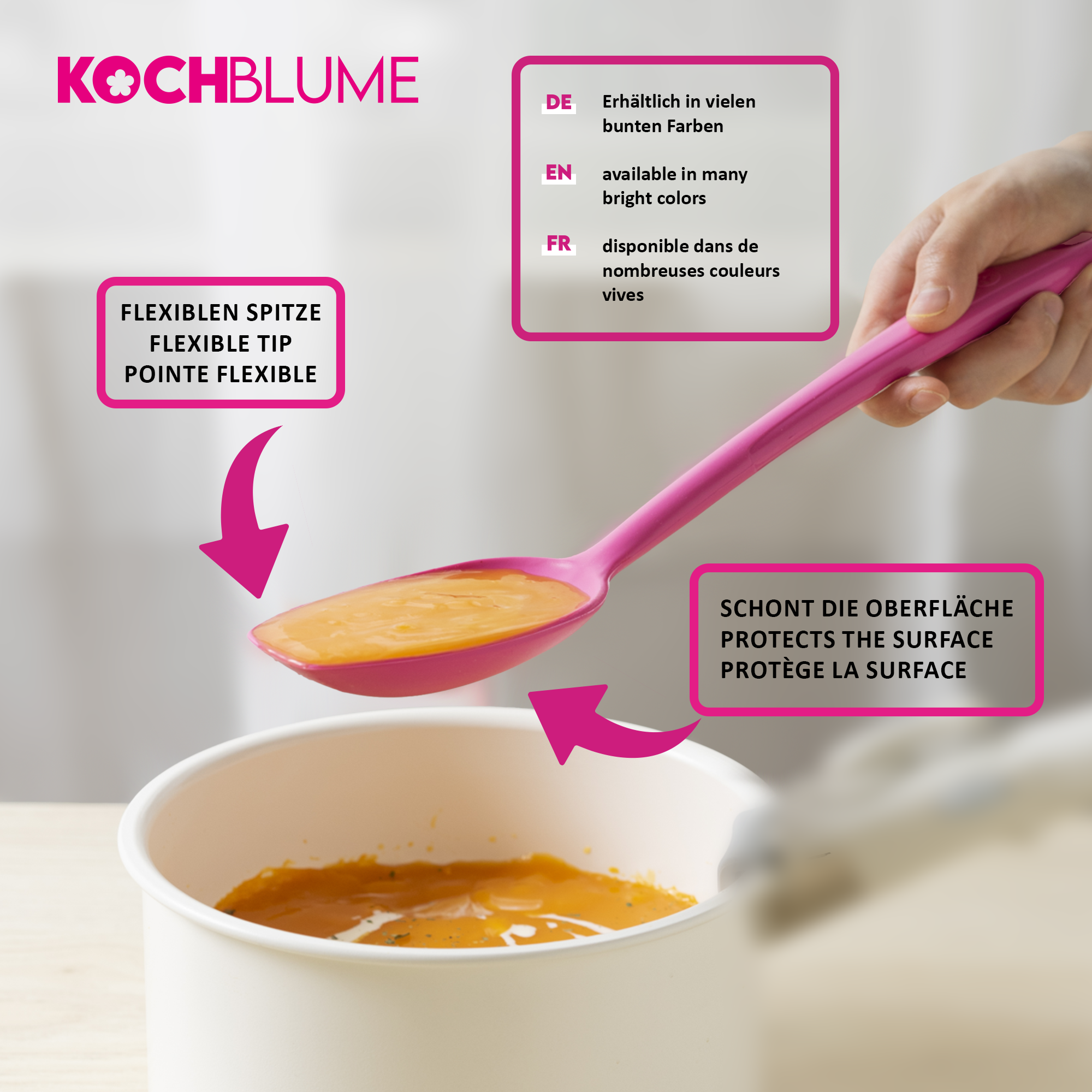 Hand hält einen pinken Kochlöffel mit biegsamer Spitze über einem Topf mit Soße, betont die Schonung der Oberflächen und Vielseitigkeit des Produkts, neben dem Kochblume-Logo